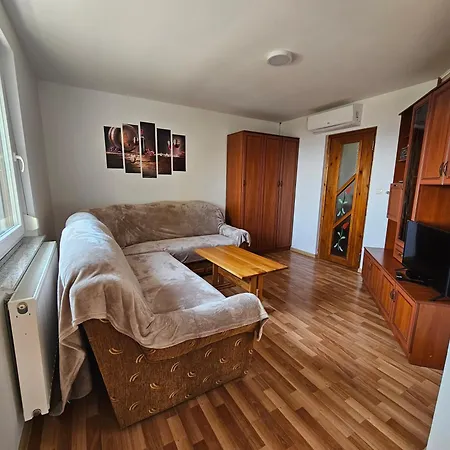 Zidanica Bundersek شقة